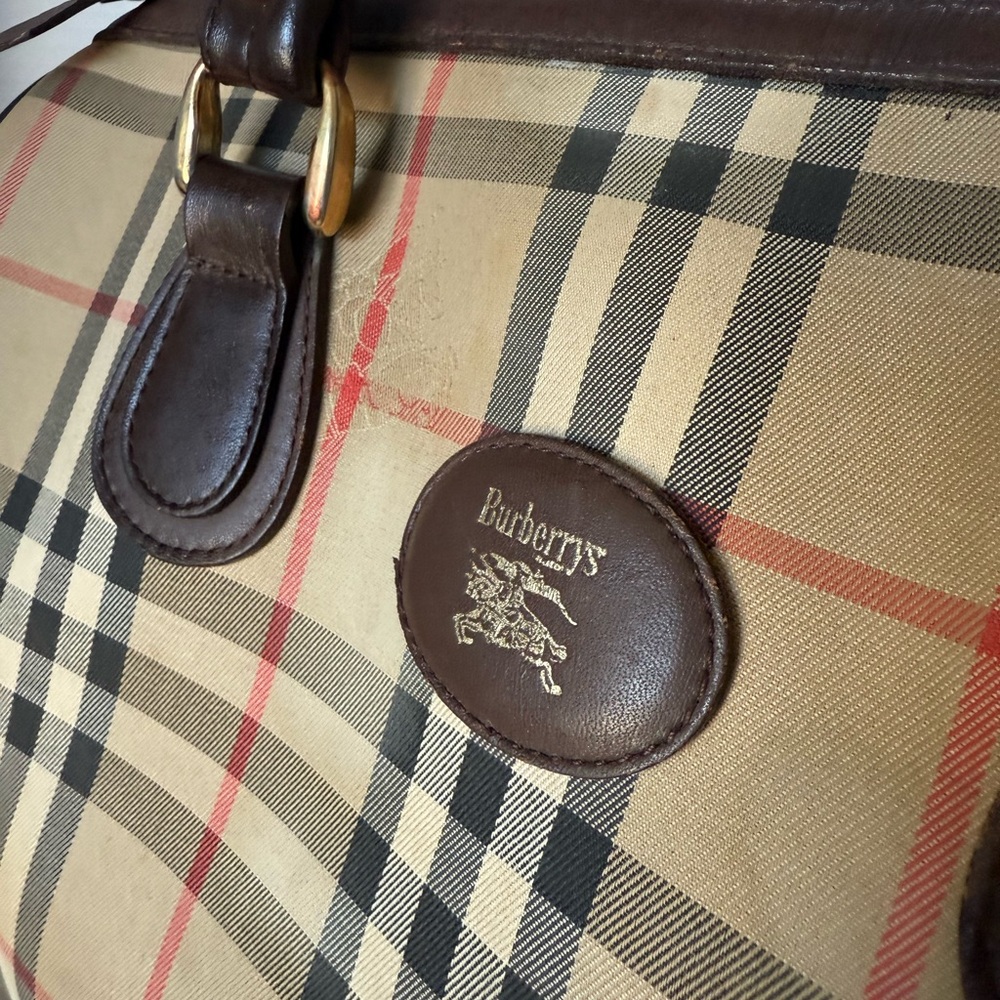 Burberry Boston Medium Size. - Picture 7 of 17